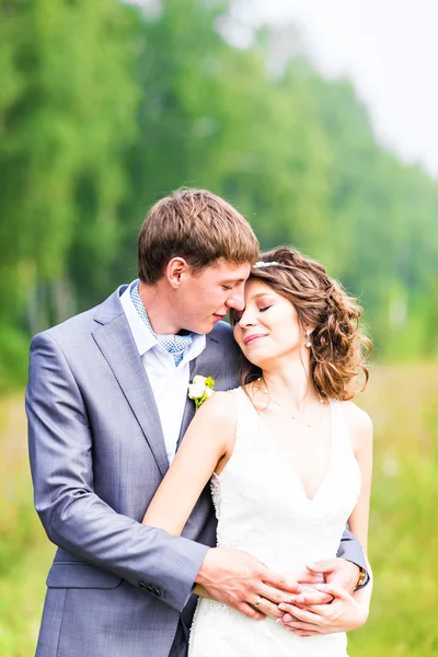 Genç düğün çift, güzel gelin ile damat portre, yaz doğa açık — Stok fotoğraf