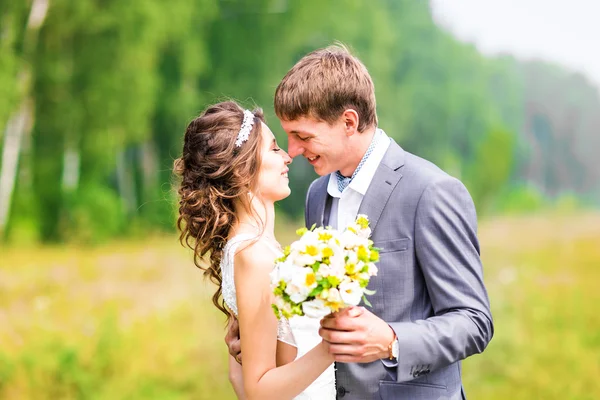 Young wedding couple, beautiful bride with groom portrait, summer nature outdoor — Stock Photo, Image