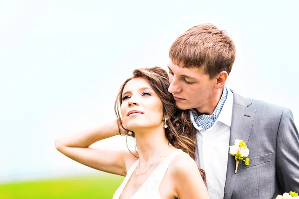 Молодая супружеская пара, красивая невеста с портретом жениха, летняя природа на открытом воздухе — стоковое фото