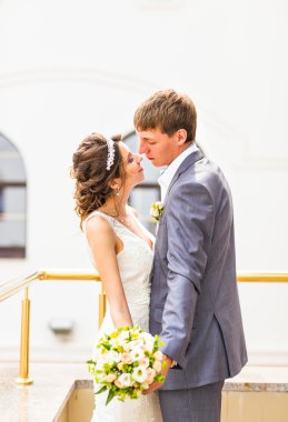 güzel genç çift stand balkonda düğün