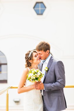 güzel genç çift stand balkonda düğün