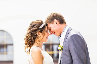 güzel genç çift stand balkonda düğün