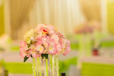 Düğün töreninde çiçek aranjmanı