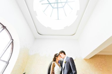 Çift tutuşup düğün ve kucaklayan.