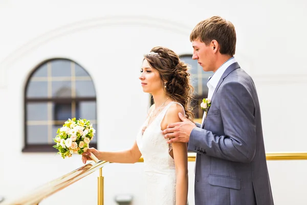 Güzel genç çift stand balkonda düğün — Stok fotoğraf