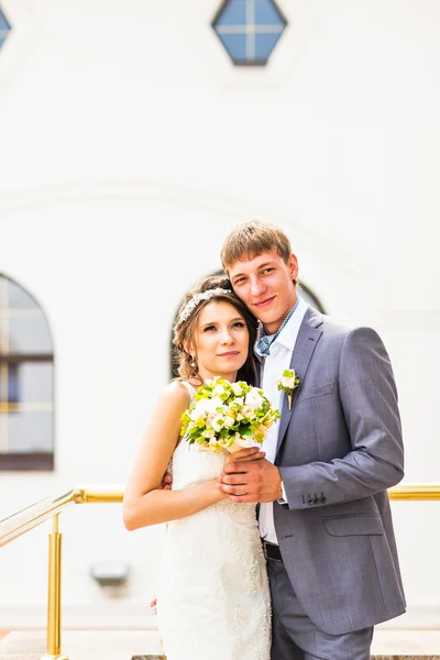 Щаслива весільна пара стоїть на балконі — стокове фото