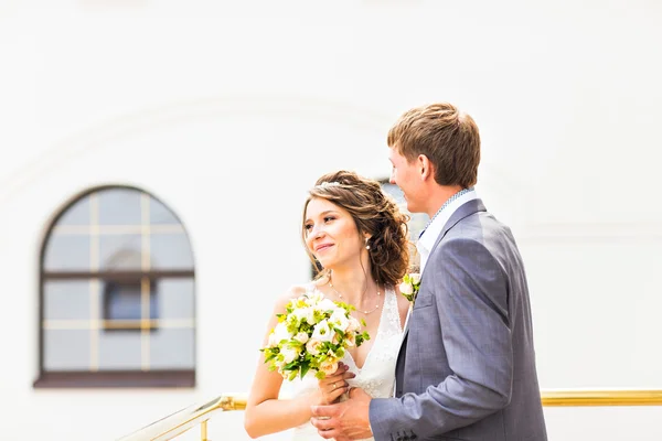 Casamento bonito jovem casal stand na varanda — Fotografia de Stock
