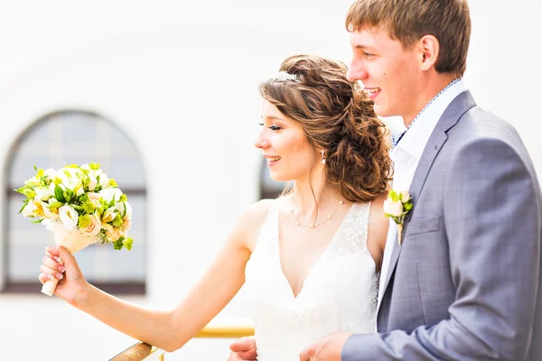 Glückliches Hochzeitspaar steht auf dem Balkon — Stockfoto