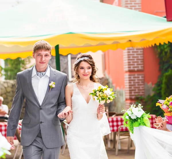 Klasszikus esküvői szertartás fiatal stílusos menyasszony és a vőlegény — Stock Fotó