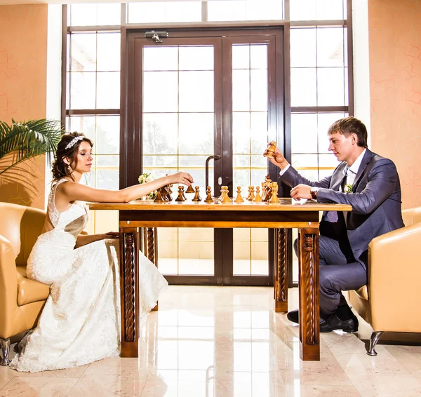 Sakkozni esküvő napján a pár — Stock Fotó