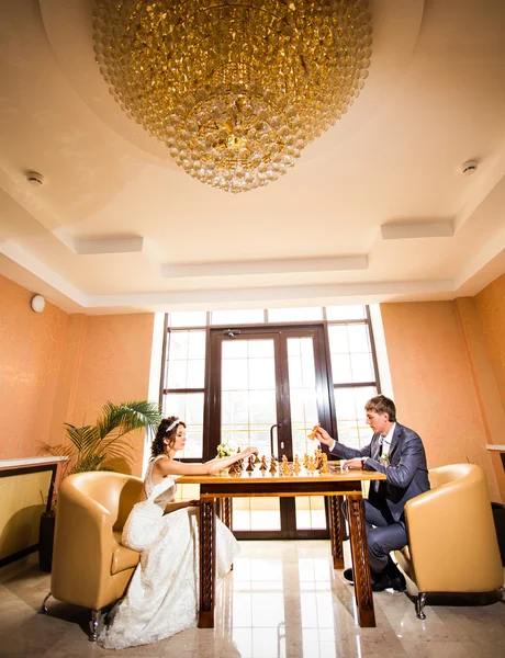 Casal jogando xadrez no dia do casamento — Fotografia de Stock