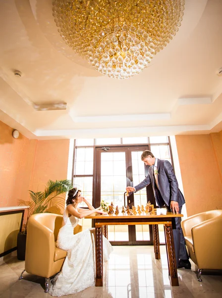 Pareja jugando ajedrez el día de la boda — Foto de Stock