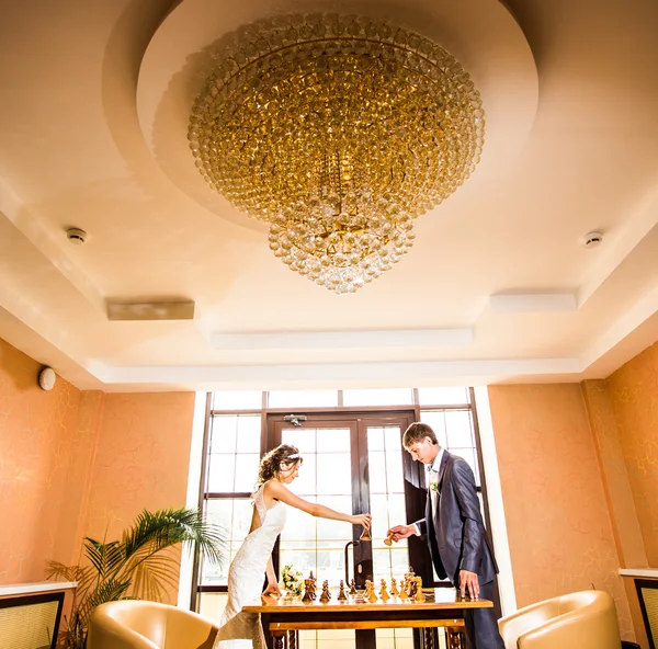 Pareja jugando ajedrez el día de la boda — Foto de Stock