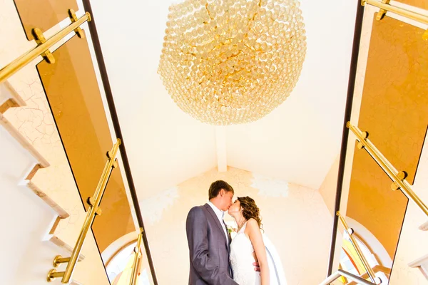 Casamento casal de mãos dadas e abraçando . — Fotografia de Stock