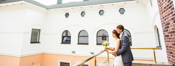 Casamento bonito jovem casal stand na varanda — Fotografia de Stock