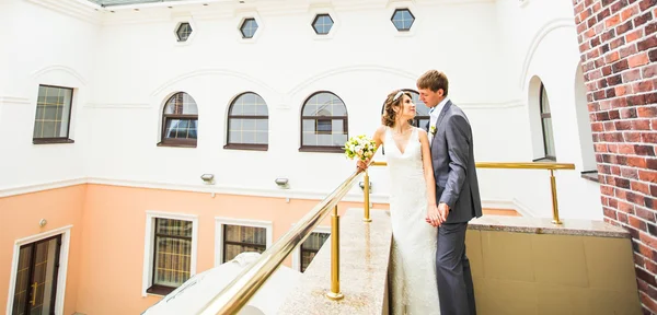 Esküvői gyönyörű fiatal pár állni az erkélyen — Stock Fotó