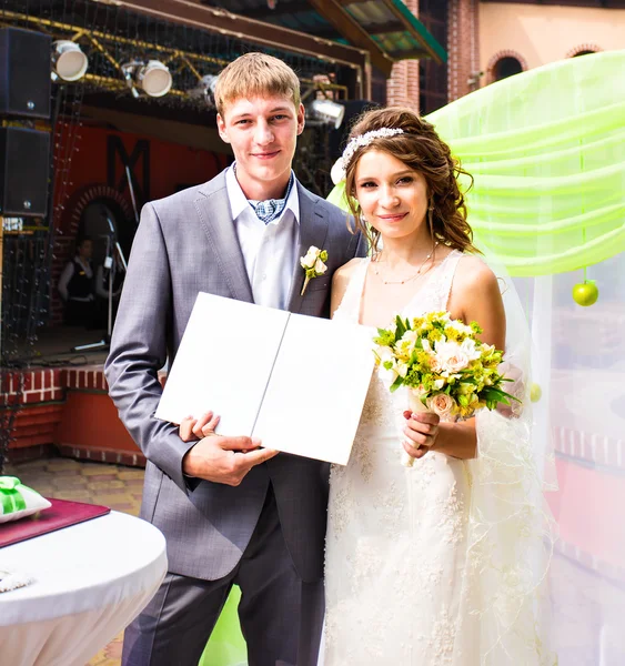 Klassiskt bröllop ceremoni av snygga unga lyx brud och brudgum — Stockfoto
