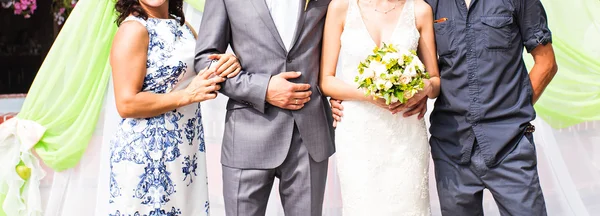 Bruiloft gasten op de huwelijksceremonie — Stockfoto