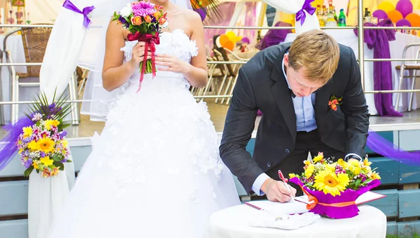 El día de la boda - el novio hacen la firma — Foto de Stock