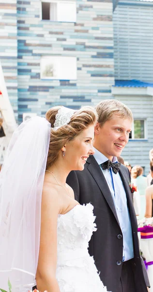 Glückliche junge Braut und Bräutigam lächelnd am Hochzeitstag — Stockfoto