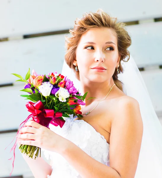 Bruid met boeket — Stockfoto