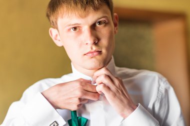 Bir gömlek ve papyon işadamı koyar