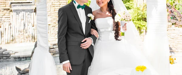 Brud och brudgum vid bröllopsceremonin — Stockfoto