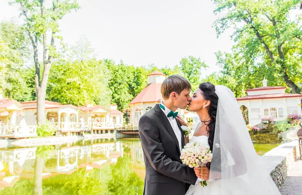 행복 한 신혼 재미를 웃 고 그들의 결혼 날에 야외 키스. — 스톡 사진