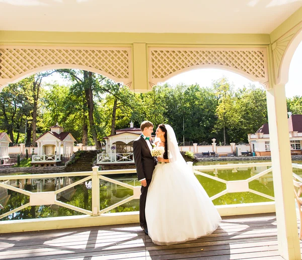 Bride and groom having a romantic moment on their wedding day — Stock Photo, Image