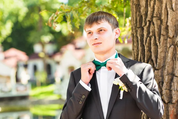 Όμορφος groom κοστούμι σχετικά με τη φύση. Αρσενικό πορτρέτο σε εξωτερικούς χώρους — Φωτογραφία Αρχείου