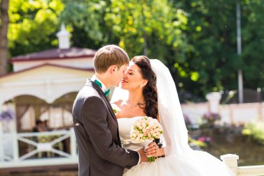 Gelin ve damat onların düğün günü romantik bir an olması