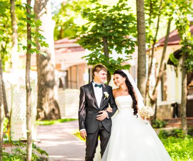 Gelin ve damat gün açık havada yürüyüş düğününde. Parkta yeni evliler.