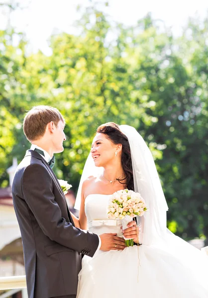 Жених и невеста наслаждаются романтическим моментом в день свадьбы — стоковое фото