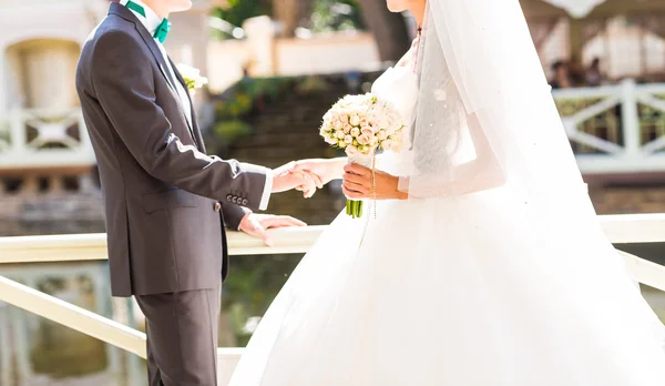 Noiva e noivo com bouquete de casamento — Fotografia de Stock