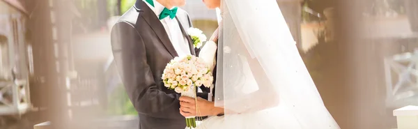 Mariés ayant un moment romantique le jour de leur mariage — Photo