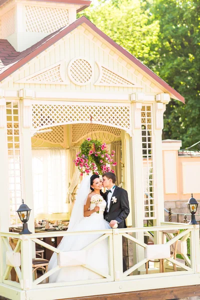 Braut und Bräutigam bei einem romantischen Moment am Hochzeitstag — Stockfoto