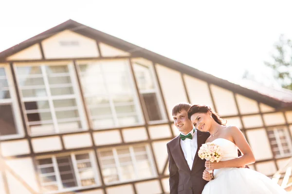 Bruid en bruidegom met een romantisch ogenblik op hun trouwdag — Stockfoto