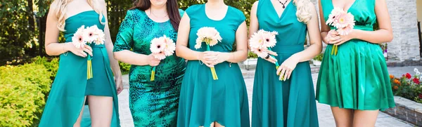 청록색 드레스 신부 들러리 — 스톡 사진