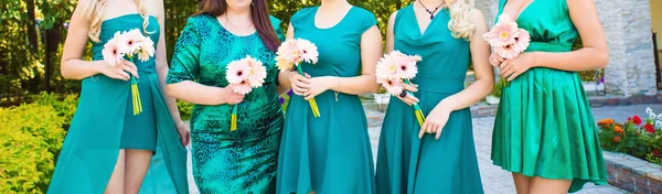 Bruidsmeisje in turquoise jurk — Stockfoto