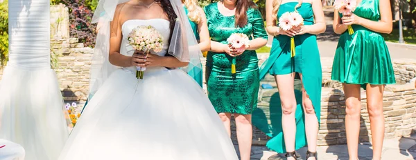 Novia con damas de honor al aire libre en la boda —  Fotos de Stock