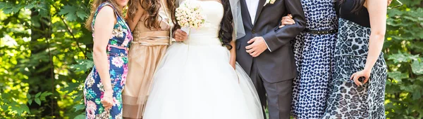 Bruidspaar en bruidsmeisjes — Stockfoto