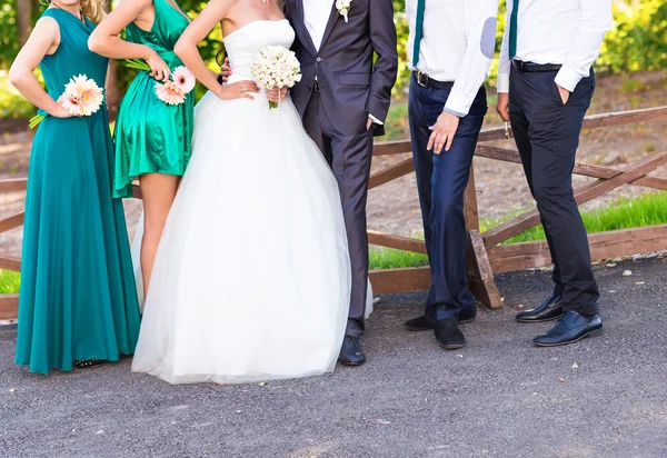 Casal de casamento, padrinho e dama de honra — Fotografia de Stock