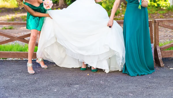 Sposa mostrare le sue scarpe turchese al matrimonio — Foto Stock