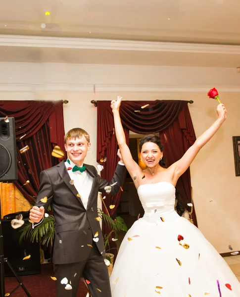 Romántico feliz novio guapo y hermosa novia en la recepción de la boda —  Fotos de Stock