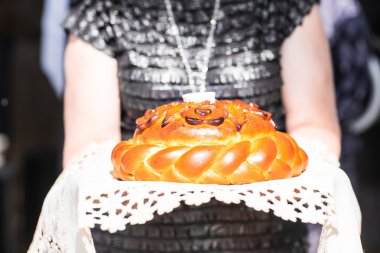 Gelinler anne bir büyük düğün somun Slav düğün gelenekleri tutuyor