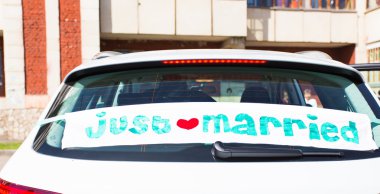 Sadece evli işareti ile düğün araba