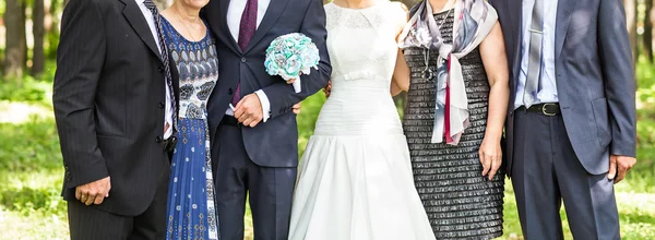 Hochzeitsgäste und Brautpaare — Stockfoto