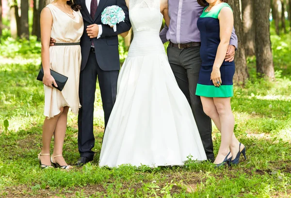 Invités de mariage et jeunes mariés — Photo