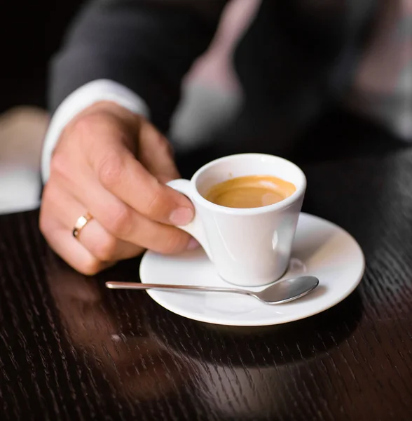Homem segurando xícara quente de café — Fotografia de Stock