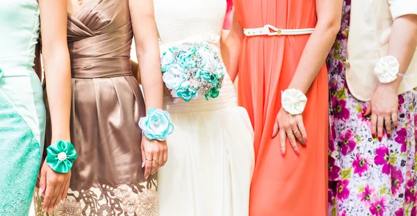 The bride and bridesmaids are showing beautiful flowers on their hands — Stock Photo, Image